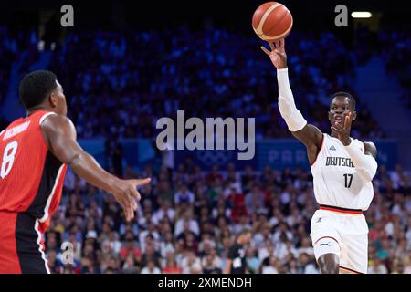 Lille, Francia. 27 luglio 2024. Il tedesco Dennis Schroder (R) gareggia durante la partita del gruppo B maschile di basket tra Germania e Giappone ai Giochi Olimpici di Parigi 2024 allo stadio Pierre Mauroy di Lille, in Francia, il 27 luglio 2024. Crediti: Meng Dingbo/Xinhua/Alamy Live News Foto Stock