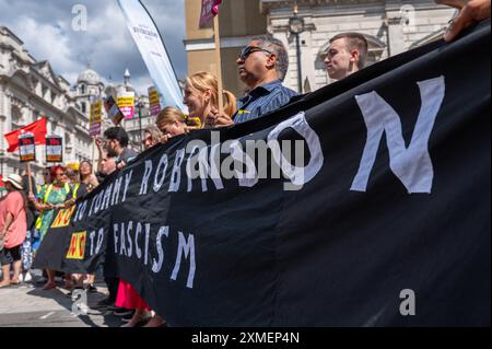 I contro-manifestanti hanno visto tenere in mano uno striscione che dice "No a Tommy Robinson, no al fascismo" durante la manifestazione. I sostenitori dell'ex leader della EDL (English Defence League) e fondatore Tommy Robinson, vero nome Stephen Christopher Yaxley-Lennon, marciarono fino a Trafalgar Square per dimostrare contro quello che chiamano un "sistema di polizia a due livelli", l'immigrazione e il movimento LGBTQ+. Una controdimostrazione è stata tenuta anche da vari gruppi. (Foto di David Tramontan / SOPA Images/Sipa USA) Foto Stock