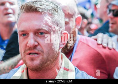 LONDRA, INGHILTERRA - LUGLIO 27 2024: Attivista di estrema destra britannica e fondatore della English Defence League, Tommy Robinson, marcia con i sostenitori nel centro di Londra. In un post condiviso su X prima dell’evento, il signor Robinson, il cui vero nome è Stephen Yaxley Lennon, ha detto che la protesta sarebbe stata “la più grande manifestazione patriottica che il Regno Unito abbia mai visto”. Crediti: Thabo Jaiyesimi/Alamy Live News Foto Stock