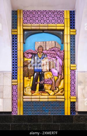 Vista di un mosaico di piastrelle di un fregio di un uomo di fronte al vecchio Museo Lenin. Alla stazione Chilanzar della metropolitana, metropolitana a Tashkent, U Foto Stock