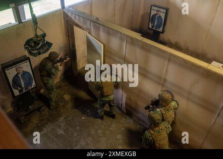 I Midshipmen della United States Naval Academy imparano tattiche di battaglia ravvicinate con i Marine Raiders con il Marine Forces Special Operations Command a Camp Lejeune, Carolina del Nord, 25 luglio 2024. Durante l'addestramento con il MARSOC, i guardiamarina furono in grado di sperimentare la varietà di strumenti e armi impiegati da operatori di competenze critiche e ufficiali di operazioni speciali. (Foto del corpo dei Marines degli Stati Uniti del sergente Evan Jones) Foto Stock