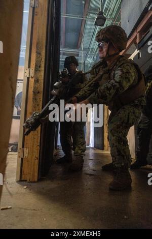 I Midshipmen della United States Naval Academy imparano tattiche di battaglia ravvicinate con i Marine Raiders con il Marine Forces Special Operations Command a Camp Lejeune, Carolina del Nord, 25 luglio 2024. Durante l'addestramento con il MARSOC, i guardiamarina furono in grado di sperimentare la varietà di strumenti e armi impiegati da operatori di competenze critiche e ufficiali di operazioni speciali. (Foto del corpo dei Marines degli Stati Uniti del sergente Evan Jones) Foto Stock