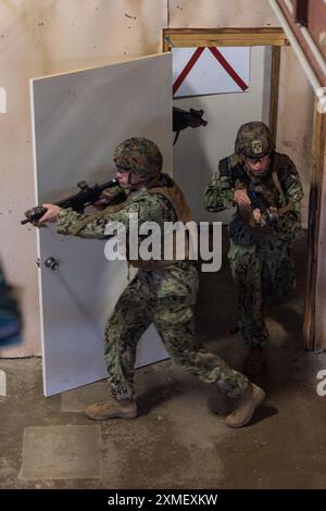 I Midshipmen della United States Naval Academy imparano tattiche di battaglia ravvicinate con i Marine Raiders con il Marine Forces Special Operations Command a Camp Lejeune, Carolina del Nord, 25 luglio 2024. Durante l'addestramento con il MARSOC, i guardiamarina furono in grado di sperimentare la varietà di strumenti e armi impiegati da operatori di competenze critiche e ufficiali di operazioni speciali. (Foto del corpo dei Marines degli Stati Uniti del sergente Evan Jones) Foto Stock