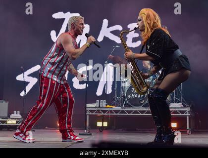 Castello di Lulworth, Dorset, Regno Unito. 27 luglio 2024. Jake Shears, di Scissor Sisters al Camp Bestival, Dorset, sabato 27 luglio 2024 crediti: Graham Tarrant/Alamy Live News Foto Stock