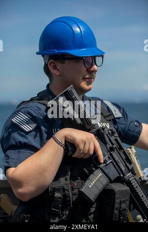 240725-N-NF288-008 SEA OF JAPAN (25 luglio 2024) Cryptologic Technician (Technical) 2nd Class Nathan Quaintance, da Fort Wayne, Indiana, si trova a guardare durante un'evoluzione del mare e dell'ancora a bordo del cacciatorpediniere missilistico guidato classe Arleigh Burke USS Ralph Johnson (DDG 114) nel Mar DEL Giappone, luglio 25. Ralph Johnson è schierato in avanti e assegnato al Destroyer Squadron (DESRON) 15, il più grande DESRON della Marina e la principale forza di superficie della 7th flotta statunitense. (Foto della Marina degli Stati Uniti di Mass Communication Specialist 1st Class Jamaal Liddell) Foto Stock