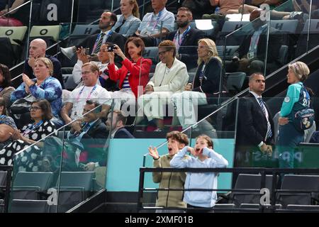 PARIGI, FRANCIA. 27 luglio 2024. La first lady statunitense Jill Biden (R) guarda mentre siede con Dawn Staley, capo-allenatore dell'Università della Carolina del Sud e il sindaco Karen Bass di Los Angeles durante l'evento di qualificazione maschile di ginnastica artistica il primo giorno dei Giochi Olimpici di Parigi 2024, alla Bercy Arena di Parigi, Francia. Crediti: Craig Mercer/Alamy Live News Foto Stock