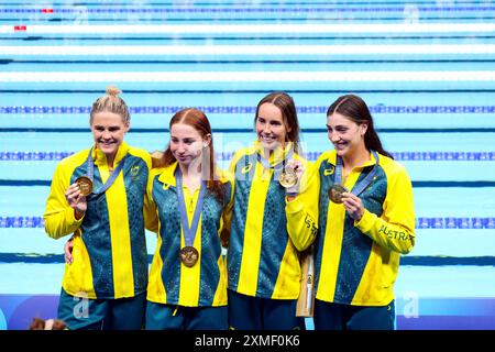 Parigi, Francia. 27 luglio 2024. Olimpiadi di Parigi: Staffetta 4x100 da donna finale: La staffetta 4x100 da donna australiana celebra la vittoria della medaglia d'oro all'Arena di nuoto la Defense alle Olimpiadi di Parigi. Crediti: Adam Stoltman/Alamy Live News Foto Stock