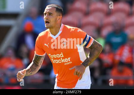 Oliver Norburn di Blackpool dà istruzioni alla sua squadra durante l'amichevole pre-stagione Blackpool vs Sunderland a Bloomfield Road, Blackpool, Regno Unito, 27 luglio 2024 (foto di Craig Thomas/News Images) Foto Stock