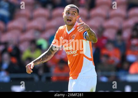 Oliver Norburn di Blackpool dà istruzioni alla sua squadra durante l'amichevole pre-stagione Blackpool vs Sunderland a Bloomfield Road, Blackpool, Regno Unito, 27 luglio 2024 (foto di Craig Thomas/News Images) Foto Stock