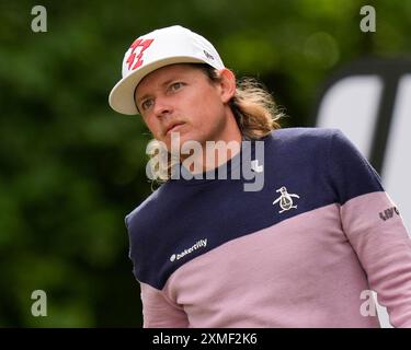 27 luglio 2024; JCB Golf & amp; Country Club, Rocester, Uttoxeter, Inghilterra; LIV UK Golf League, Round 2; Cameron Smith dei Rippers GC guarda attentamente la sua palla =dr3= Foto Stock