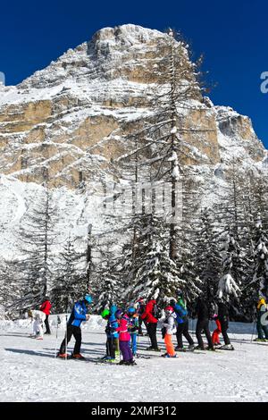 Sciatori sul col Pradat di fronte alla vetta innevata Sassongher, impianti sportivi invernali Colfosco, Colfosco, Ski area alta Badia, Dolomiti, Sud Foto Stock