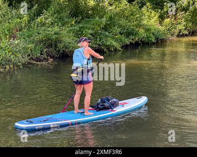 A281, Guildford. 27 luglio 2024. Un bel pomeriggio caldo e soleggiato per le contee di Home, mentre un'alta pressione ha preso piede. Paddleboarder godendosi il tempo fuori dal Weyside Pub a Guildford nel Surrey. Crediti: james jagger/Alamy Live News Foto Stock