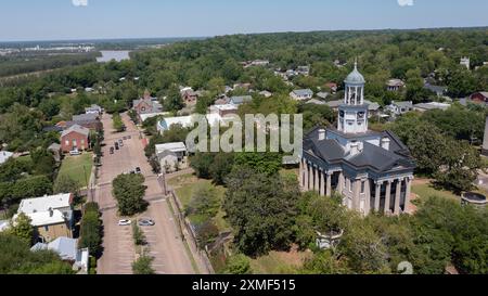 Vicksburg, Mississippi, Stati Uniti - 23 aprile 2024: Il sole del pomeriggio splende nel centro storico del tribunale. Foto Stock