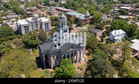 Vicksburg, Mississippi, Stati Uniti - 23 aprile 2024: Il sole del pomeriggio splende nel centro storico del tribunale. Foto Stock