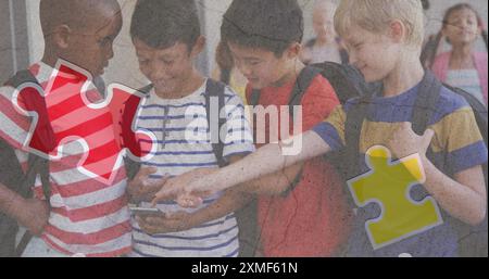 Puzzle e icona della testa umana contro diversi gruppi di ragazzi che usano lo smartphone a scuola Foto Stock