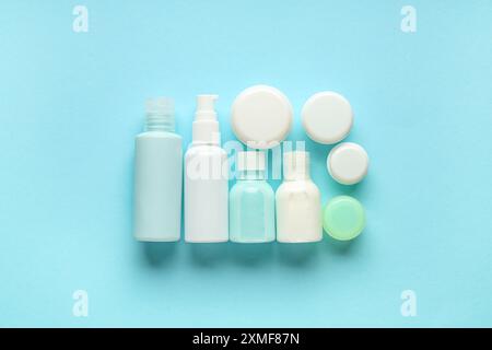 Composizione con prodotti cosmetici da viaggio su sfondo colorato Foto Stock