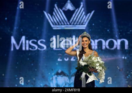 Beirut, Beirut, Libano. 27 luglio 2024. La libanese Nada Koussa posa per una foto dopo che è stata incoronata Miss Libano 2024. La cerimonia di Miss Libano si è svolta tra l'alta tensione lungo il confine meridionale libanese con Israele e le minacce delle forze israeliane di colpire un piccolo paese economico legato dopo che un razzo ha colpito un campo di calcio uccidendo più bambini e adolescenti, nella città drusa di Majdal Shams, nelle alture del Golan annesse agli israeliani. (Credit Image: © Marwan Naamani/ZUMA Press Wire) SOLO PER USO EDITORIALE! Non per USO commerciale! Foto Stock