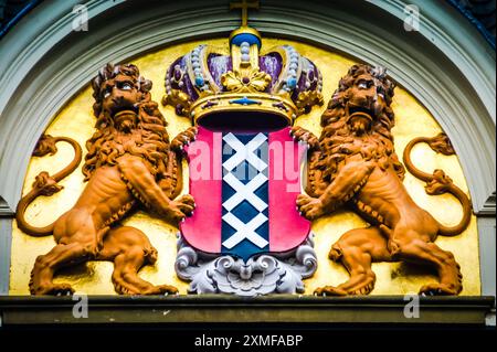 Lo stemma di Amsterdam, simbolo araldico che rappresenta la città, presenta due leoni che fiancheggiano una corona. Foto Stock