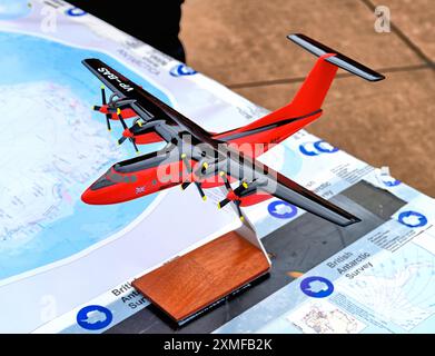 RIAT 2024 Fairford un modello del British Antarctic Survey del De Havilland Canada DHC-7-100 4 come operante in Antartide Foto Stock