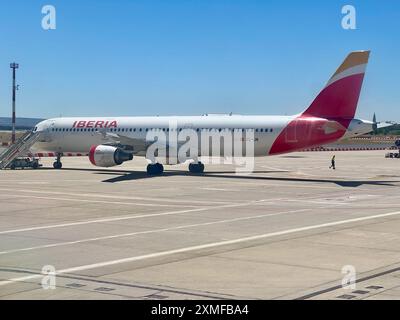 Un Airbus A321 Iberia si trova sull'asfalto dell'aeroporto Adolfo Suarez Madrid-Barajas. Foto Stock