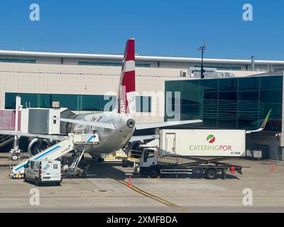 I lavoratori caricano un aereo TAP Air Portugal all'aeroporto Humberto Delgado di Lisbona, Portogallo. Foto Stock