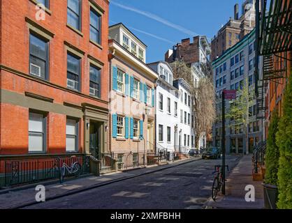 Le case in mattoni in stile federale costruite nei primi anni '1800 predominano sul lato ovest di Gay Street, nel Greenwich Village Historic District. Foto Stock