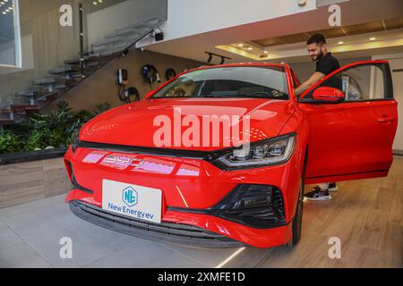 Cairo, Egitto. 27 luglio 2024. Un visitatore osserva un'auto elettrica in un mercato automobilistico del Cairo, Egitto, 27 luglio 2024. Il mercato egiziano sta assistendo a una notevole crescita del numero di auto elettriche, con molti veicoli elettrici di fabbricazione cinese che viaggiano su strade egiziane. PER ANDARE CON "Feature: La popolarità dei veicoli elettrici di fabbricazione cinese cresce rapidamente in Egitto" crediti: Ahmed Gomaa/Xinhua/Alamy Live News Foto Stock