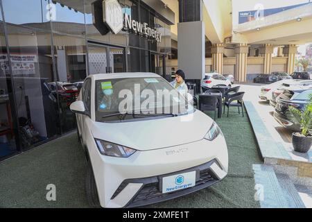 Cairo, Egitto. 27 luglio 2024. Un visitatore osserva un'auto elettrica in un mercato automobilistico del Cairo, Egitto, 27 luglio 2024. Il mercato egiziano sta assistendo a una notevole crescita del numero di auto elettriche, con molti veicoli elettrici di fabbricazione cinese che viaggiano su strade egiziane. PER ANDARE CON "Feature: La popolarità dei veicoli elettrici di fabbricazione cinese cresce rapidamente in Egitto" crediti: Ahmed Gomaa/Xinhua/Alamy Live News Foto Stock