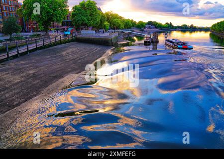 Putney Bridge Panoramica sul fiume Tamigi, Londra, Inghilterra, Regno Unito Foto Stock