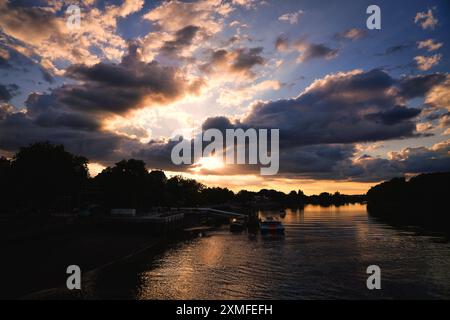 Putney Bridge Panoramica sul fiume Tamigi, Londra, Inghilterra, Regno Unito Foto Stock