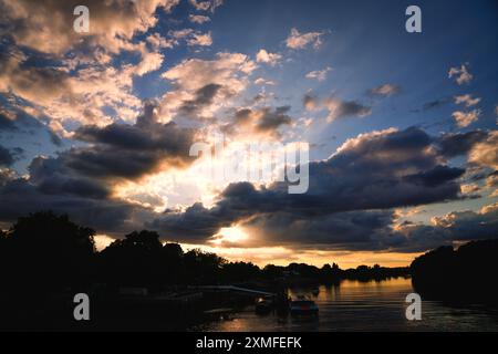 Putney Bridge Panoramica sul fiume Tamigi, Londra, Inghilterra, Regno Unito Foto Stock