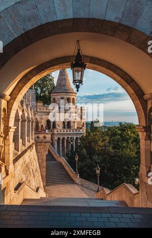 Ammira il vecchio Bastione dei pescatori di Budapest al mattino in Ungheria Foto Stock