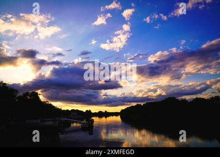 Putney Bridge Panoramica sul fiume Tamigi, Londra, Inghilterra, Regno Unito Foto Stock