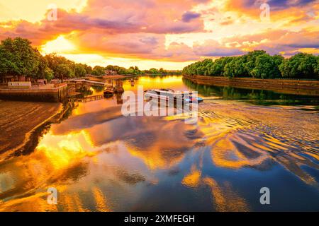 Putney Bridge Panoramica sul fiume Tamigi, Londra, Inghilterra, Regno Unito Foto Stock