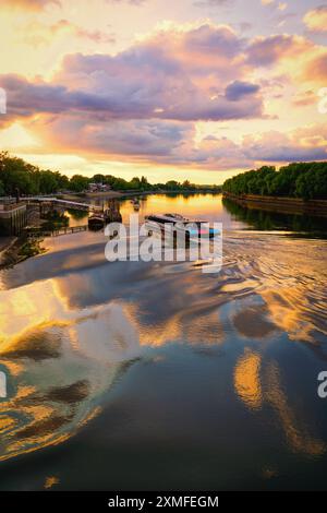 Putney Bridge Panoramica sul fiume Tamigi, Londra, Inghilterra, Regno Unito Foto Stock