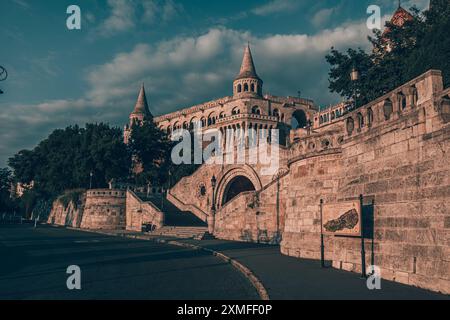 Vista fotografica d'epoca sul vecchio Bastione dei pescatori di Budapest al mattino Foto Stock