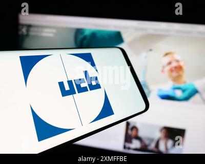 Cellulare con logo della società biofarmaceutica belga UCB SA davanti al sito web aziendale. Mettere a fuoco la parte centrale sinistra del display del telefono. Foto Stock