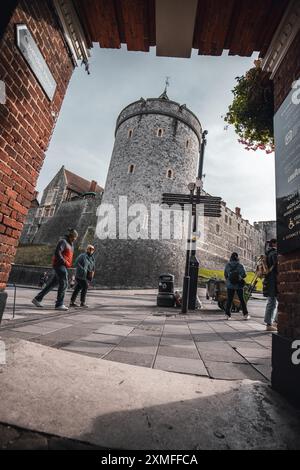 Windor Castle, UK - 16 ottobre 2023: Una vista del Castello di Windsor da uno stretto sentiero. Foto Stock