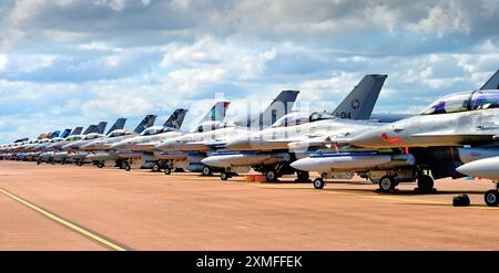 Il RIAT 2024 Fairford 2024 segna il 50° anniversario del primo volo dell'F-16 Fighting Falcon e con oltre 4600 velivoli prodotti sopra la l Foto Stock