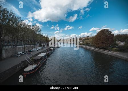 Parigi, Francia - 19 ottobre 2023 : Una vista sulla Senna a Parigi, Francia, con barche ormeggiate lungo le rive e gli edifici che costeggiano il sid opposto Foto Stock