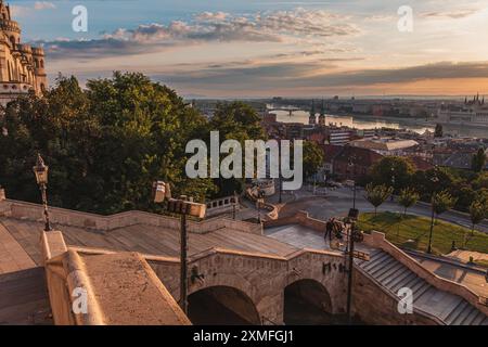 Ammira il vecchio Bastione dei pescatori di Budapest al mattino in Ungheria Foto Stock