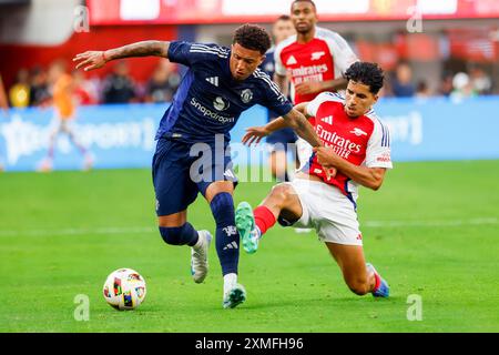 Los Angeles, California, Stati Uniti. 27 luglio 2024. Jadon Sancho #25 del Manchester United combatte per il pallone con Salah-Eddine OULAD M'HAND #56 dell'Arsenal durante una partita amichevole di calcio pre-stagione al Sofi Stadium, sabato 27 luglio 2024 a Inglewood, California. (Credit Image: © Ringo Chiu/ZUMA Press Wire) SOLO PER USO EDITORIALE! Non per USO commerciale! Foto Stock
