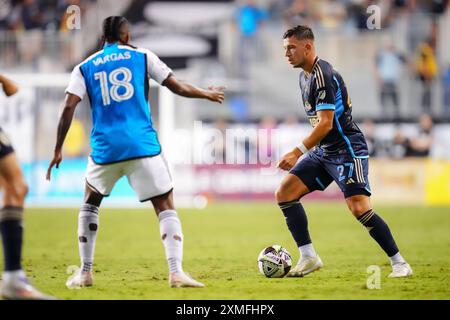 Chester, Pennsylvania, Stati Uniti. 27 luglio 2024. Il Philadelphia Union Defender Kai Wagner (27) controlla il pallone durante il primo tempo di un match MLS contro Charlotte FC al Subaru Park di Chester, Pennsylvania. Kyle Rodden/CSM/Alamy Live News Foto Stock