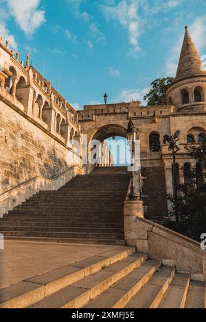 Ammira il vecchio Bastione dei pescatori di Budapest al mattino in Ungheria Foto Stock