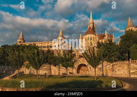 Ammira il vecchio Bastione dei pescatori di Budapest al mattino in Ungheria Foto Stock