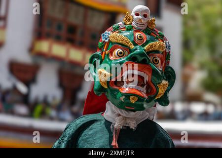 La colorata danza mascherina chiamata anche danza cham viene eseguita al monastero di Hemis durante il festival Hemis a Leh, Ladakh, India, il 17 giugno 2024. Foto Stock