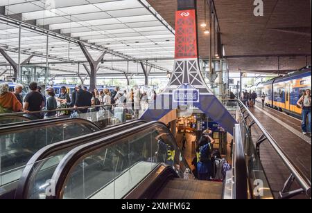 I passeggeri aspettano i treni in una stazione ferroviaria di Rotterdam, Paesi Bassi, il 26 luglio 2024. Il traffico dei treni ad alta velocità TGV francesi sulle rotte atlantiche, settentrionali e orientali è stato gravemente interrotto a causa di attacchi dolosi rivolti agli impianti, la compagnia ferroviaria nazionale francese SNCF. La società ferroviaria francese SNCF afferma che 800.000 clienti sono stati colpiti e sta cercando di mobilitare centinaia di persone per riparare la rete il più rapidamente possibile. Le persone provenienti dai Paesi Bassi che si recano a Parigi per l'apertura dei Giochi Olimpici di venerdì affrontano viaggi più lunghi dopo il sabotag notturno Foto Stock