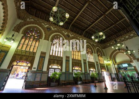 Interno della stazione ferroviaria di Toledo. La stazione ferroviaria è un punto di riferimento storico progettato in stile neo-mudéjar. All'interno della stazione ferroviaria di Toledo, Spagna. Foto Stock