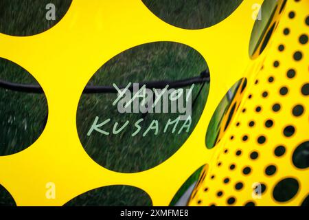 Yayoi Kusama iconica scultura di zucca, Hyde Park, Kensington Gardens, Londra, Inghilterra, Regno Unito Foto Stock