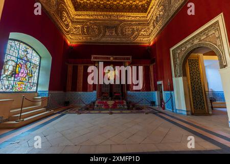 Interni di Alcázar de Segovia. All'interno della sala del Trono, con troni e vetrate colorate. L'Alcazar di Segovia è un castello medievale situato a Segovia, in Spagna Foto Stock